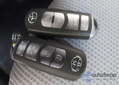 2019 Toyota Yaris Le z USA, uszkodzony, nr VIN 3MYDLBYV4KY519888